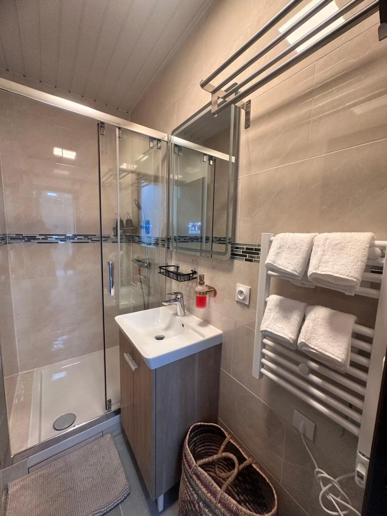 Superbe Appartement Renove Au Coeur De La Capitale Parigi Esterno foto